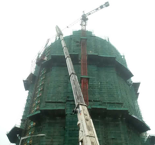 错那吊车在工地上作业